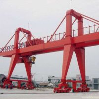 丹陽(yáng)龍門(mén)吊起重機(jī)。門(mén)式起重機(jī)