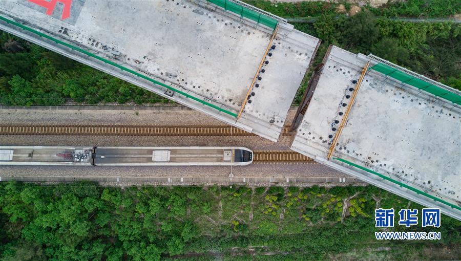 （經濟）（6）新建福廈鐵路西溪特大橋跨杭深鐵路轉體梁成功轉體