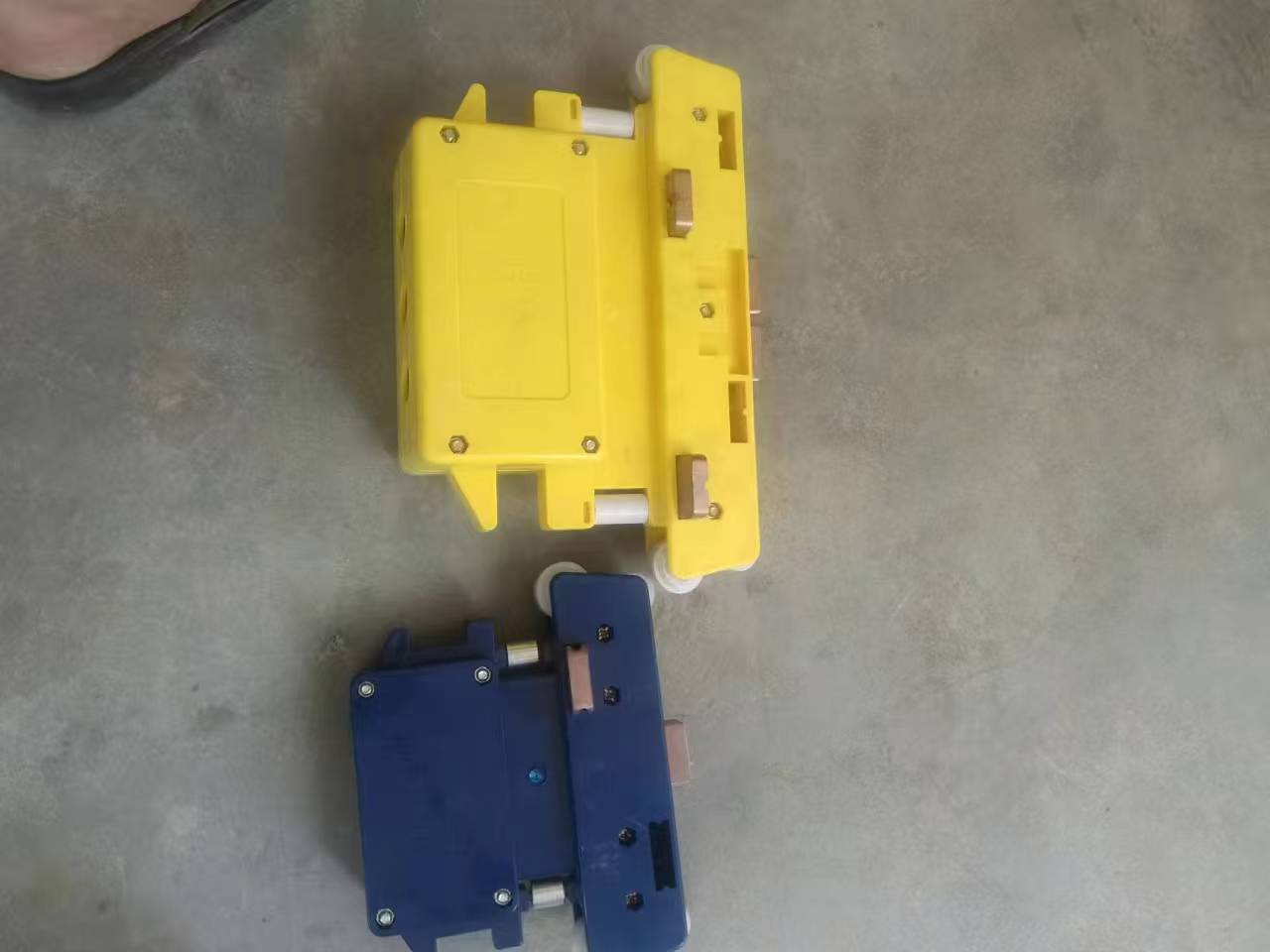 四級集電器